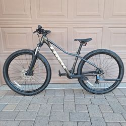 TREK MARLIN 4 GEN 3 MOUNTAIN BIKE 27.5 INCH LIKE NEW ( CHECK MY OTHER BIKES)