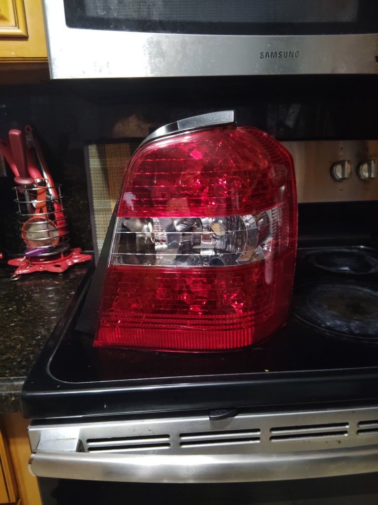 2004 - 2007 Toyota Highlander Tail Light Position Passeger Side