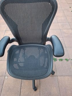 Herman Miller aeron black desk chair size b