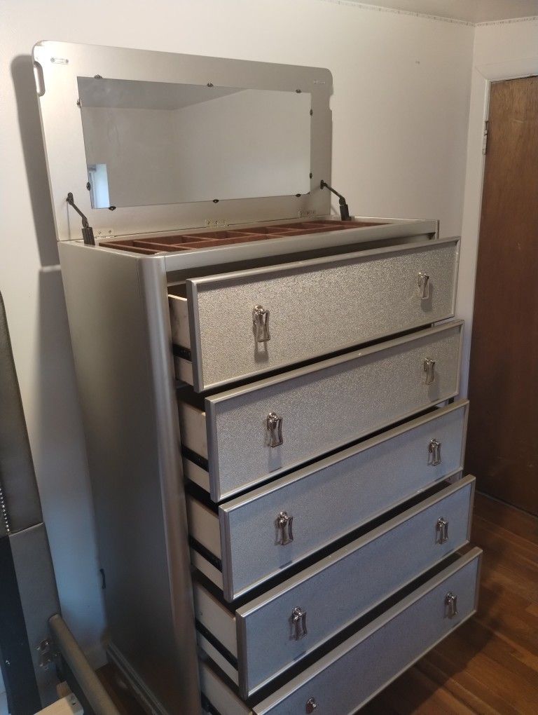 Queen Bed & Dressers
