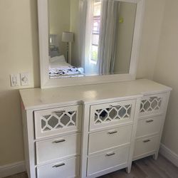 White Modern Bedroom Set — Queen Bed, Dresser + Mirror, 2 Nightstands, Lamps (City Furniture)