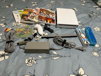Nintendo Wii Console Bundle with Games and Accessories