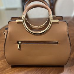 Cartera elegante color camel con herrajes dorados + correa