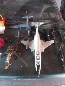 Aviones y elicptero de guerra