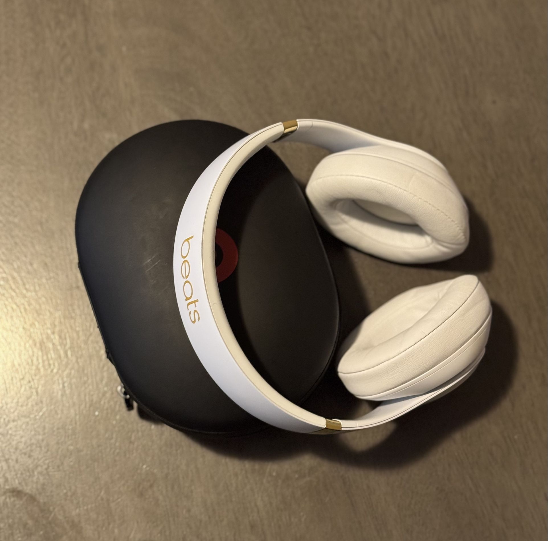 Beats Studio 3 Wireless (White and Gold)