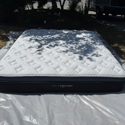 Helix Luxe Twilight Mattress - Open Box ! 