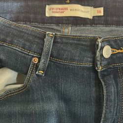Women’s Levi Mid Rise Straight Size 16