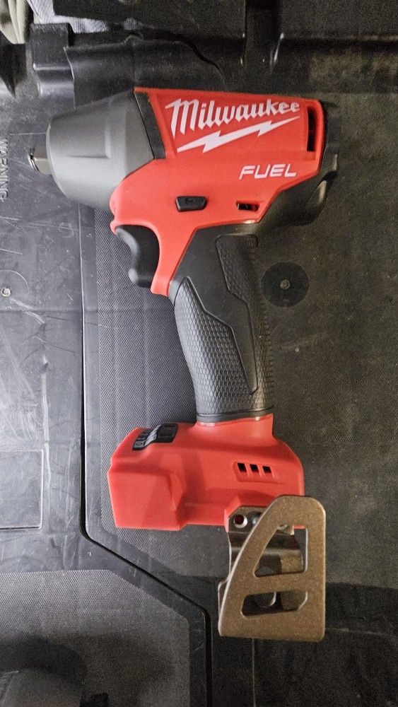 M18 FUELâ„¢ 3/8" Compact Impact Wrench w/ Friction Ring