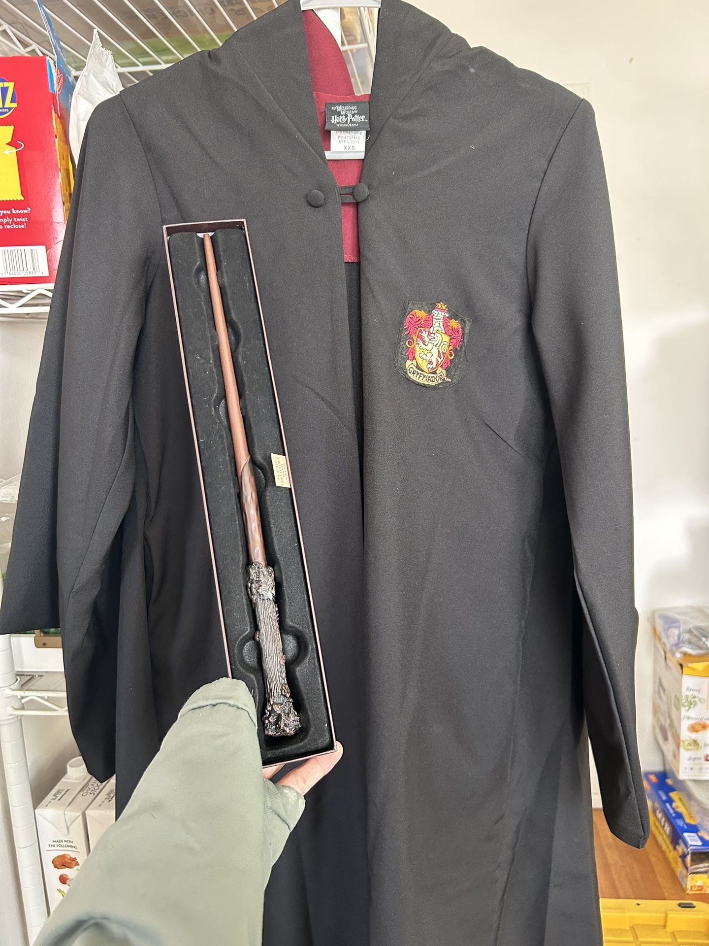 Harry Potter Cloak & Collectible Wand 