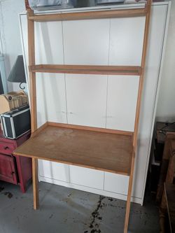 Leaning desk