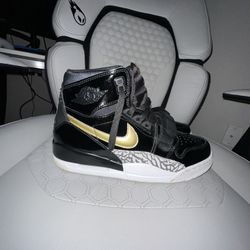 Air Jordan 1 Mid University Black/Gold