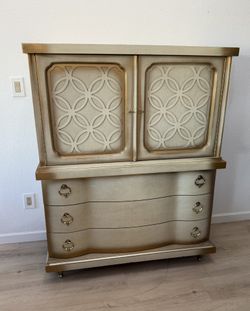 Dresser/Armoire