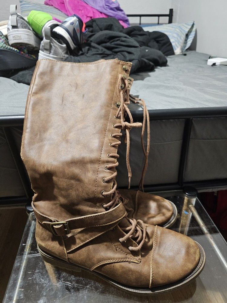 Womans 9.5 Brown Lace Up Boots.