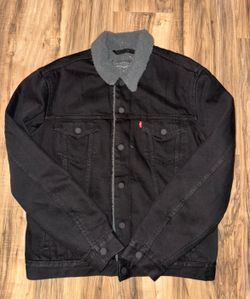 New men’s size medium Levi’s Sherpa jacket