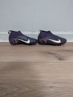 Kids Nike soccer cleats size 4 and 1/2