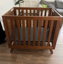 DaVinci mini crib in walnut