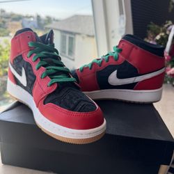 Air Jordan 1 Mid SE (GS) Size 5Y