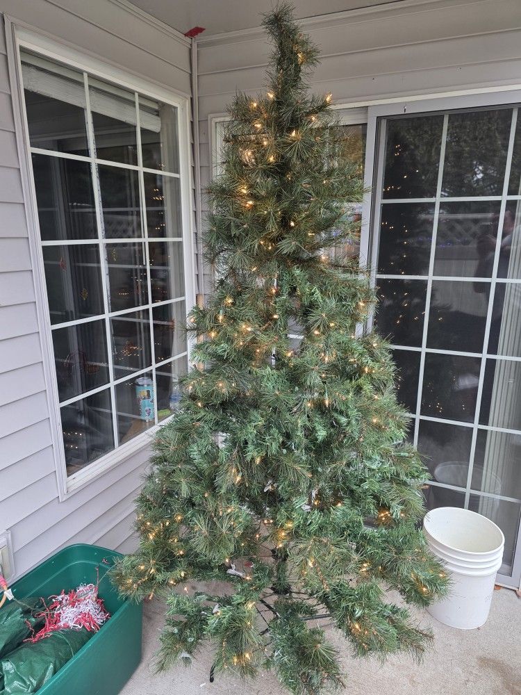 Prelit Christmas Tre