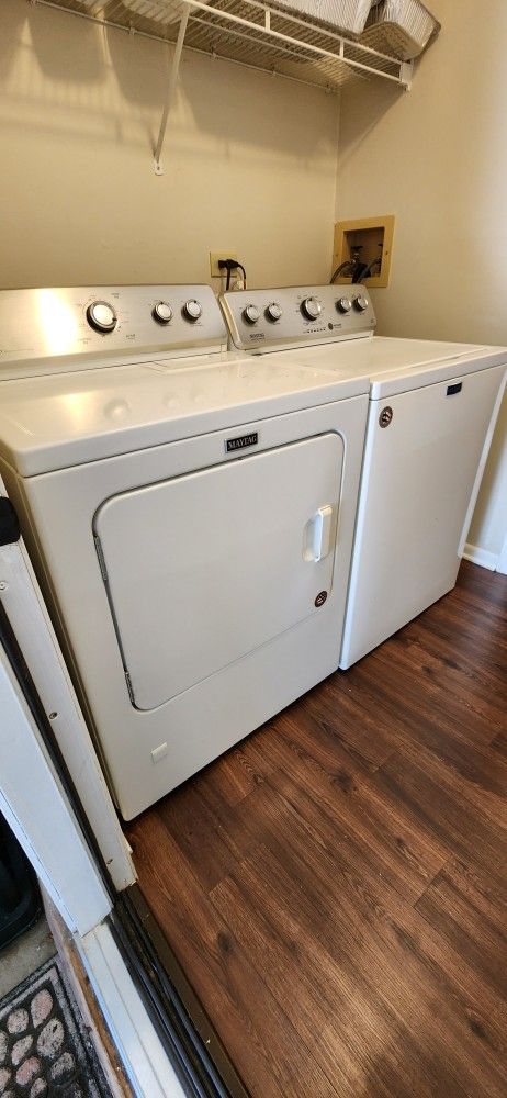 MAYTAG WASHER & GAS DRYER IN WHITE
