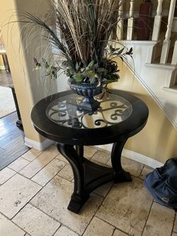 Round Entry Table Great Condition