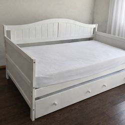Daybed with trundle