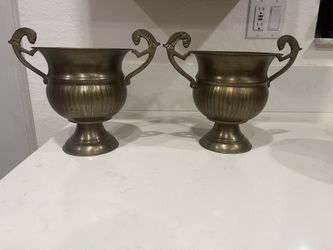 4 Metal cups  8 Inches High ,  7 Inches Width .  The Price Is For All 4