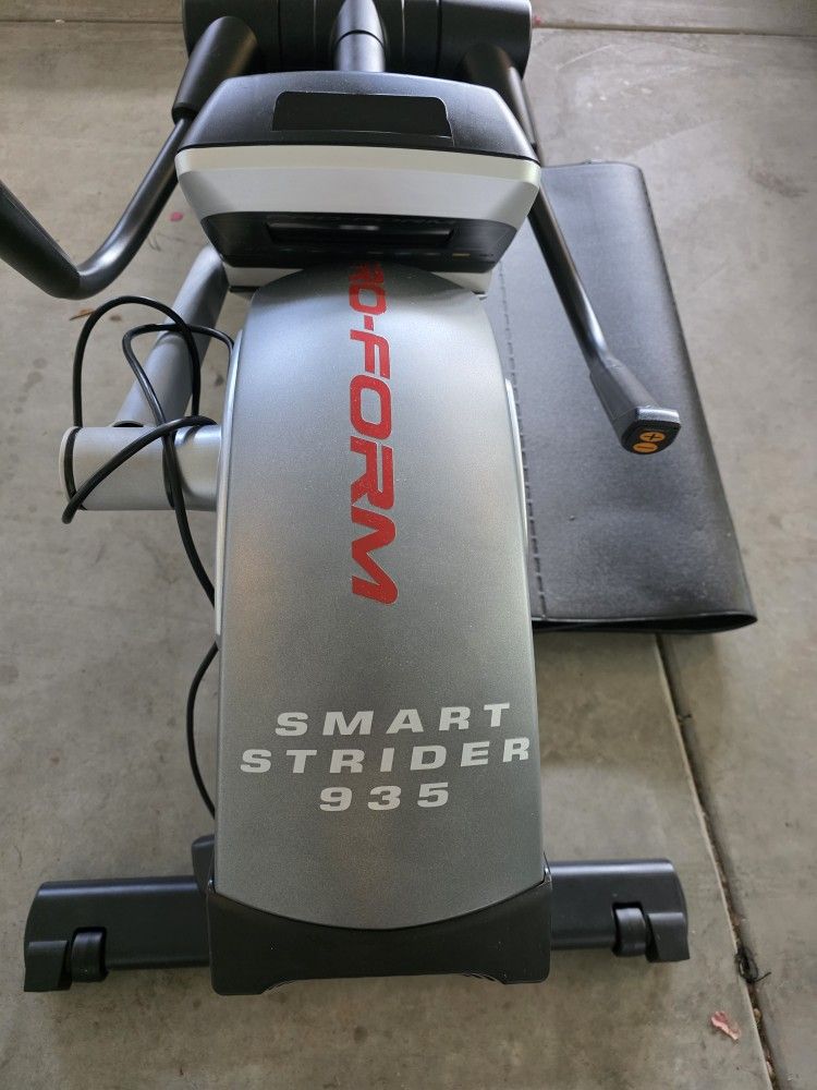 Elliptical Smart Strider 935 With Mat Accessory