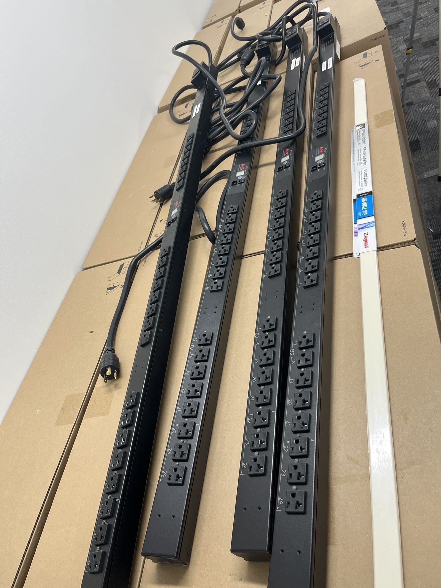 APC Basic RackPDU Outlets