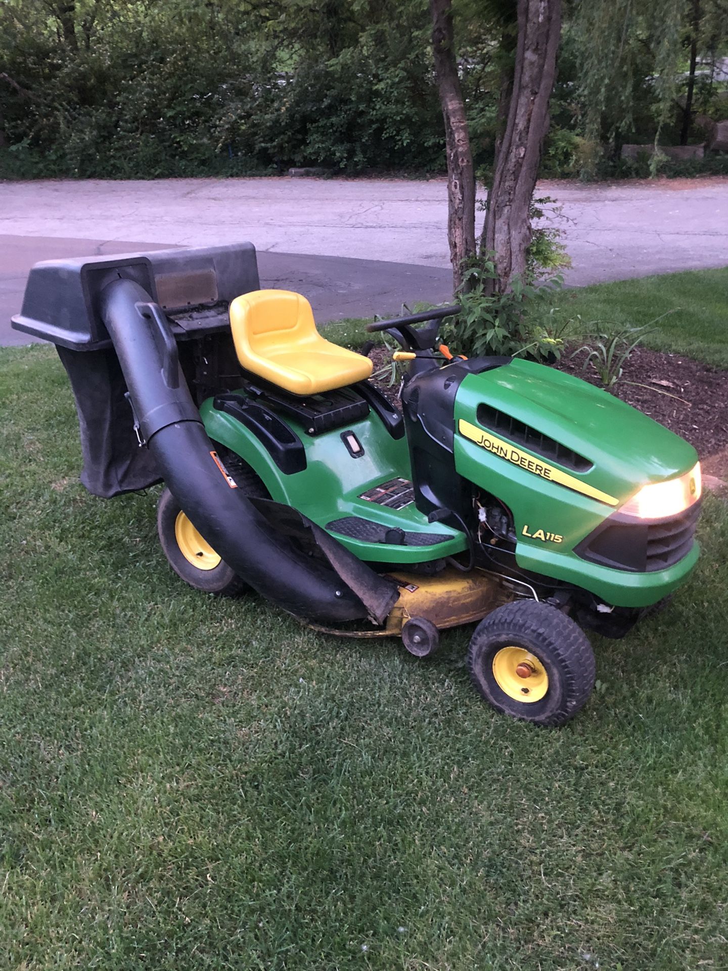 John Deere LA115 rididing lawn tractor