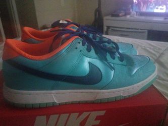 Nike se low dunks size 11 like new