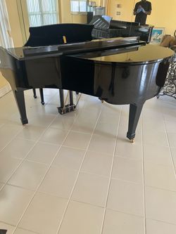 Suzuki Grand Piano