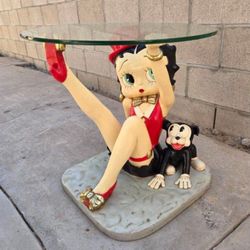 Betty boop and pudgy table
