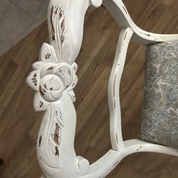 UNIQUE CHIPPY WHITE CHAIR