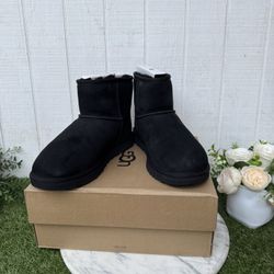 UGG UGG Classic mini II black winter boots women SIZE 10 gently used