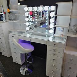 Super Especial Vanity Alto Con 13 Cajones Espejo Bluetooth, Luz LED De Colores Y 2 Shelves Todo Por $1149 GRATIS SILLA BLANCA