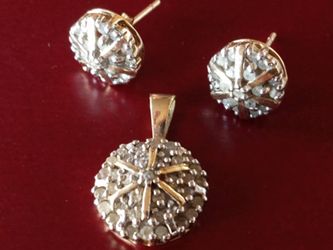 STUNNING 10 K GOLD DIAMOND SAND DOLLAR PENDANT WITH MATCHING EARRINGS