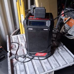 Milwaukee Job Site Bluetooth Radio Fm/am