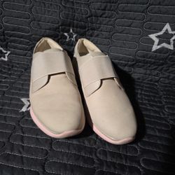 Cole Haan https://offerup.com/redirect/?o=My5aZXJv Grand Women's Size 5B Color Beige