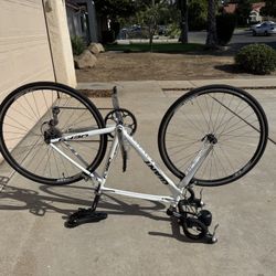 Giant DEFY Size Medium Frame 700C Road Bike