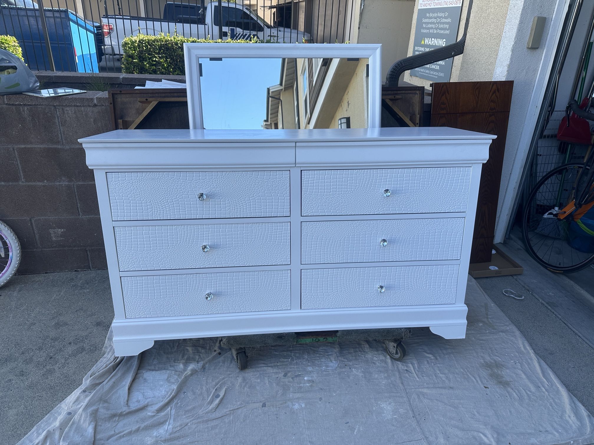 White Dresser With Mirror (Tocador Blanco Con Espejo)
