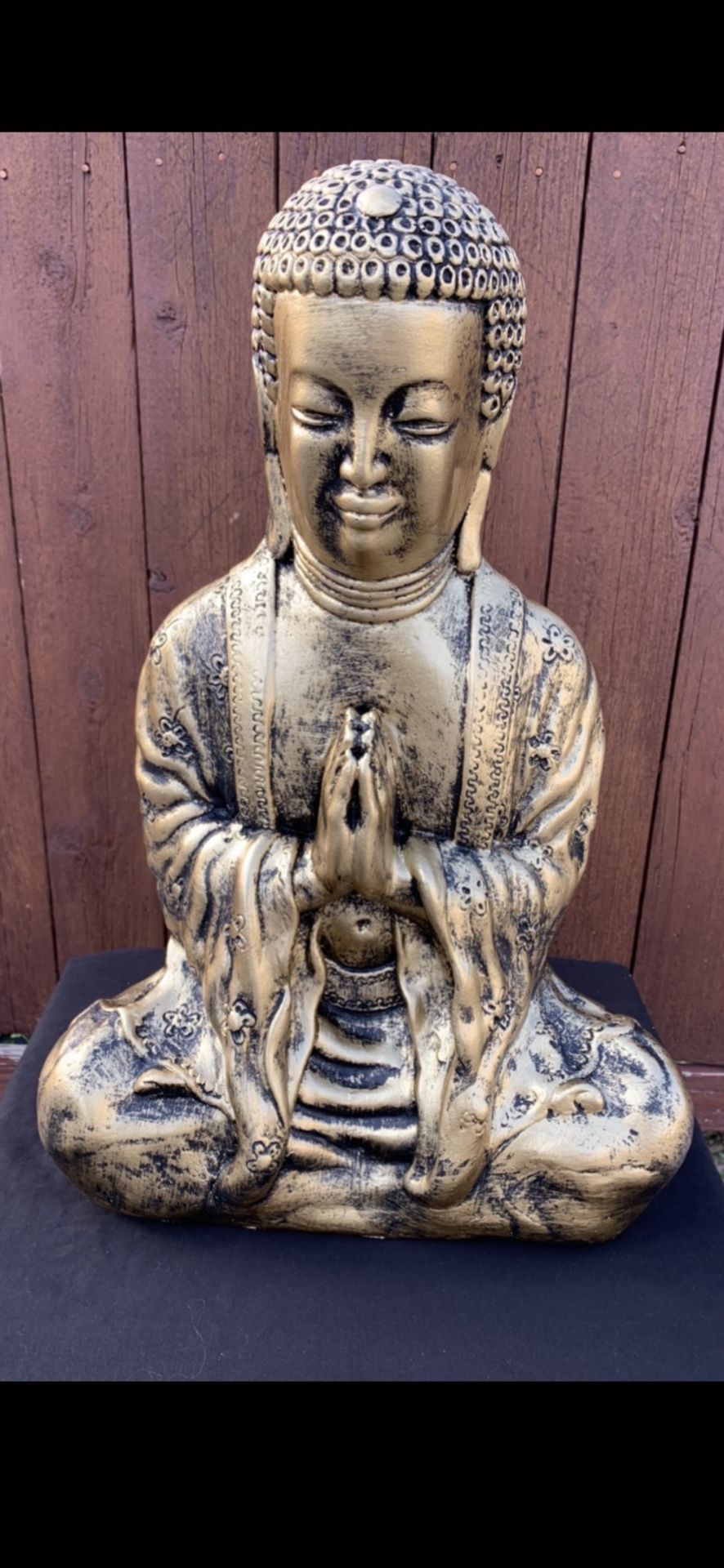 Praying Buddha statue