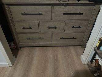 Haverties Dresser and Desk with Chair