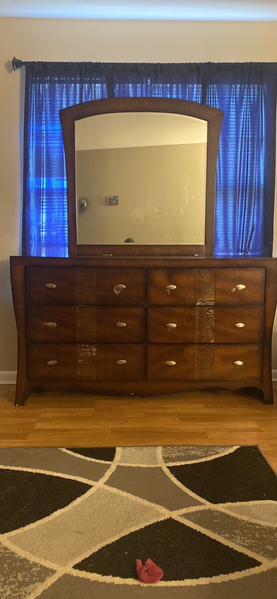 Dresser With Mirror 