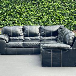 🛋️ Sectional Couch/Sofa - Black - Faux Leather - Delivery Available 🚚