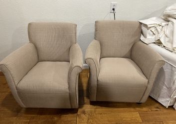 4 Chairs With White Covers