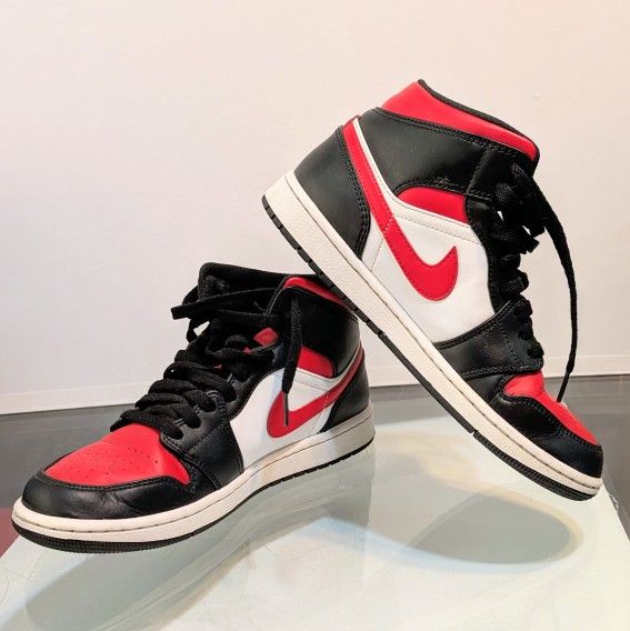Jordan 1 Mid White Black Red