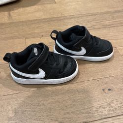 Boys Nikes Size 6