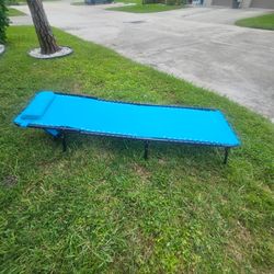 BEACH LOUNGER WITH PILLOW AND CARRYING HANDLE