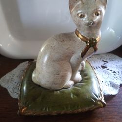 Porcelain Cat Ststua 