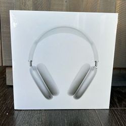 Silver Airpod maxes 